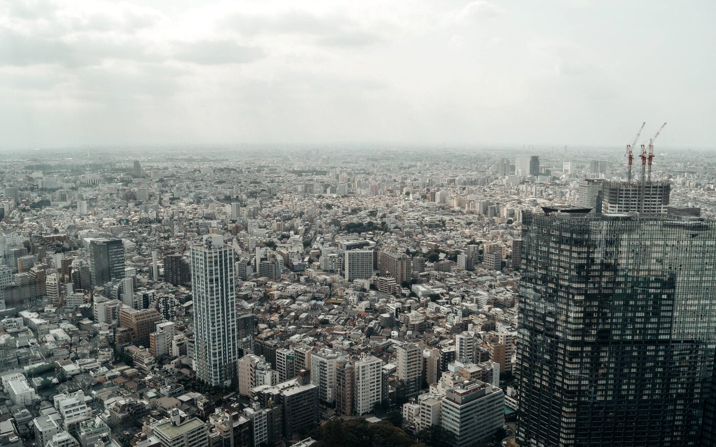 薄暮の東京、金融機関が集まるビル群